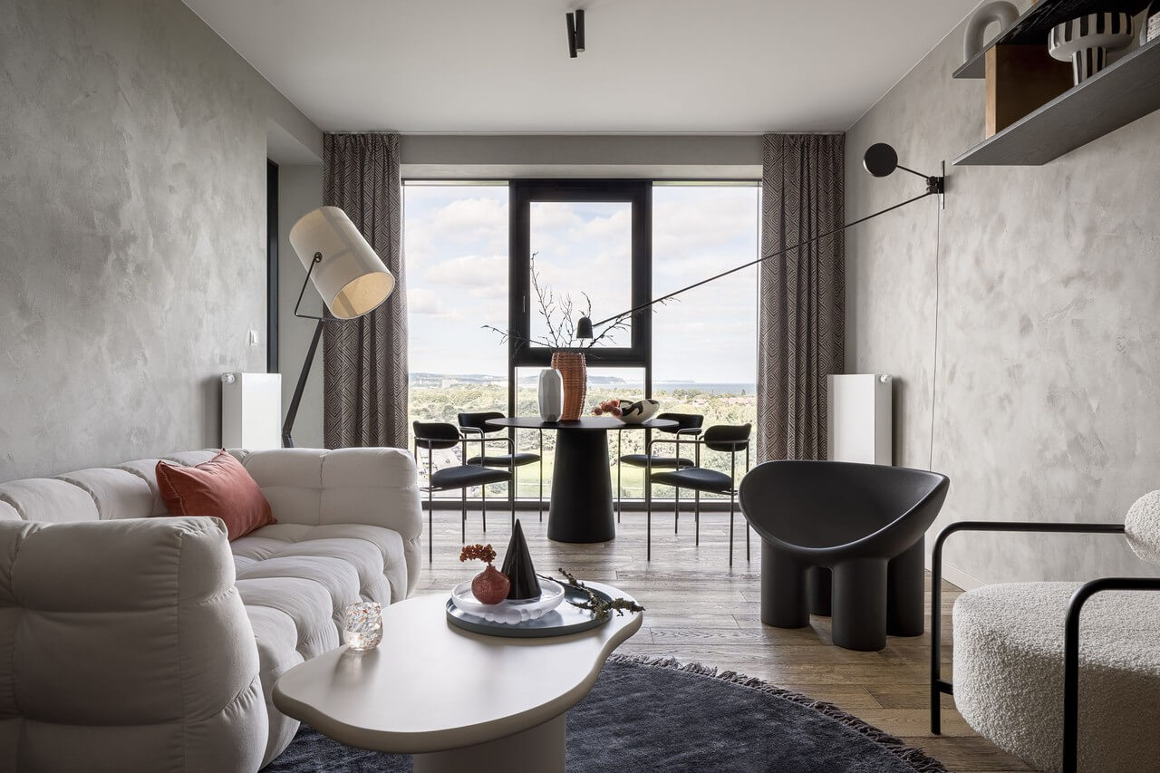 Przestronny salon z designerskimi meblami i dużym oknem.