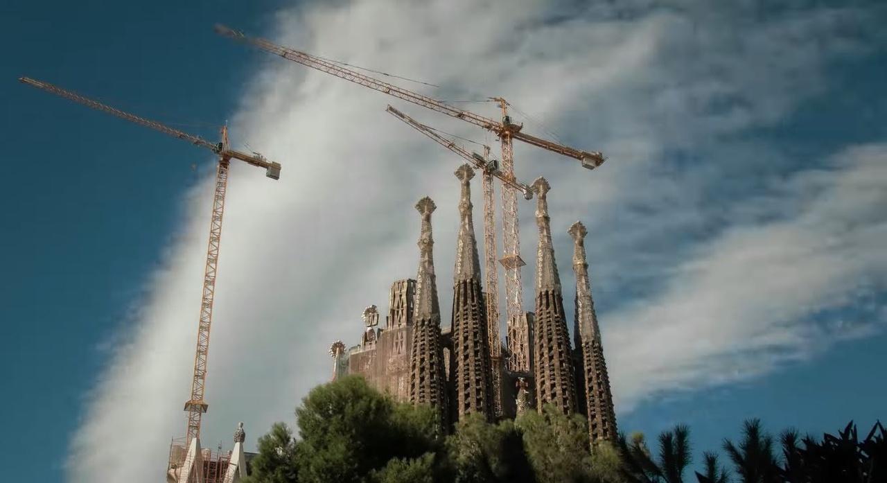 Wieże architektury w budowie, niebo tłem niezwykłej struktury.