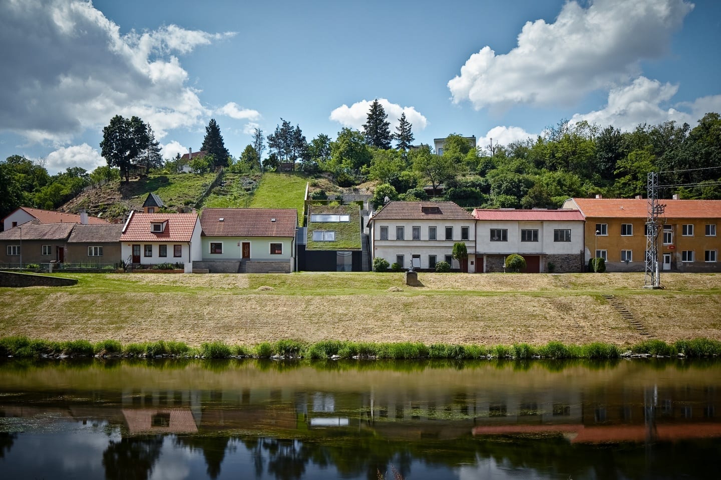 Kuba & Pilar architekti i rodzinny dom w dolinie rzeki - foto BoysPlayNice