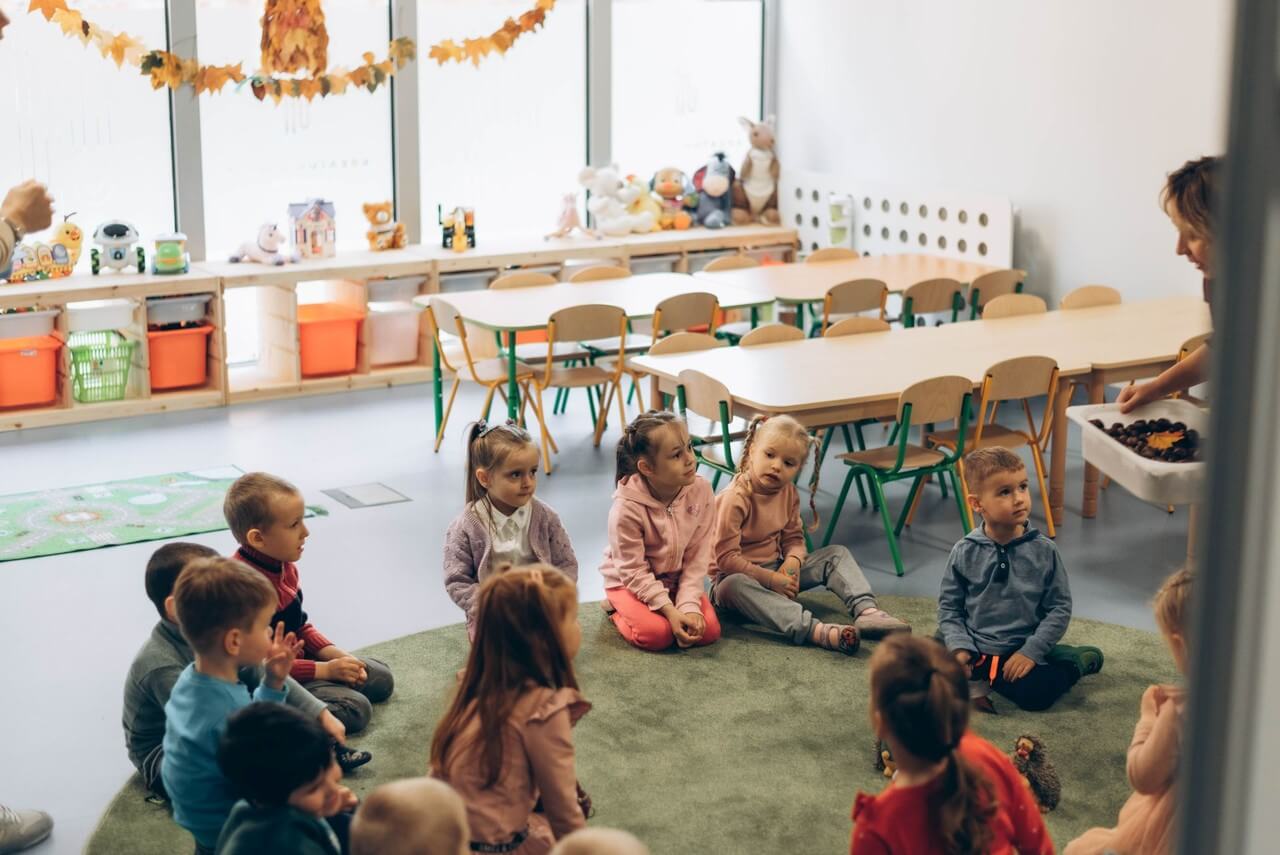 Przestronna sala zabaw dziecięcych z nowoczesnym wyposażeniem.