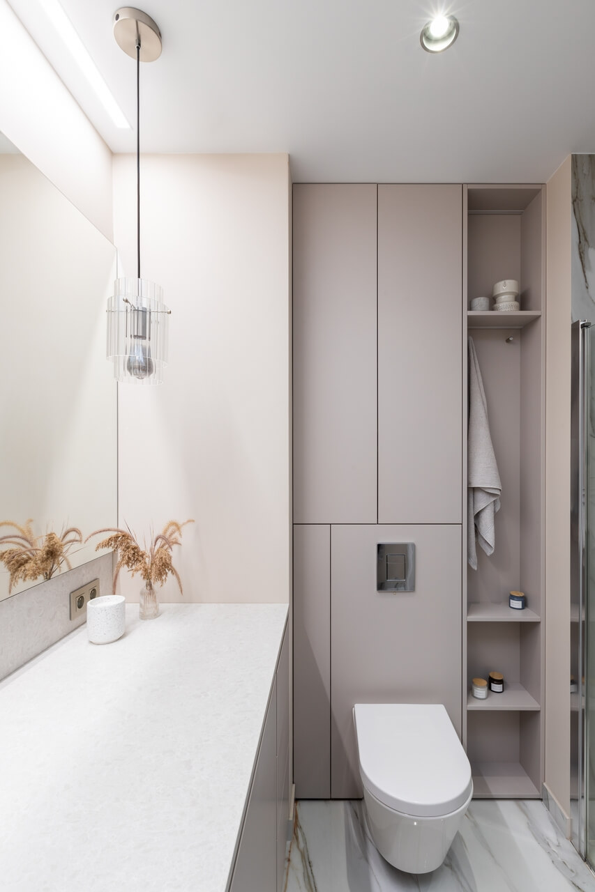 Minimalistyczna łazienka z ukrytą szafką i designerskimi detalami, utrzymana w jasnych tonach