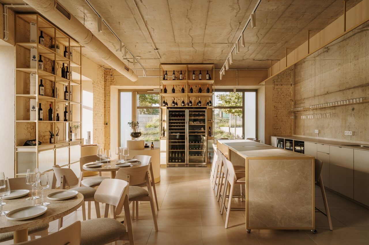 RIVA Croatian Wine Bar – klimatyczna przestrzeń przy ul. Staromłyńskiej 2a we Wrocławiu - projekt CUDO STUDIO - foto Migdał Studio