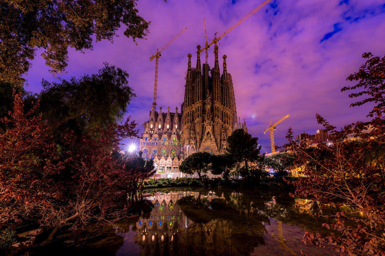 Sagrada Familia - wyjątkowa katedra w Barcelonie - foto Ken Cheung - Unsplash