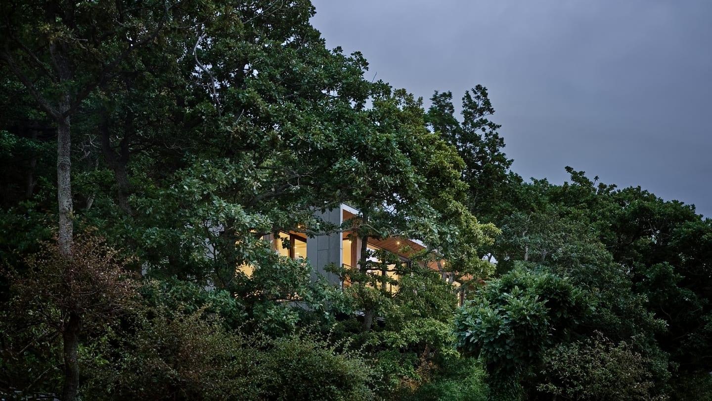 Sommarhus Solviken projektu Johan Sundberg Arkitektur - taras z przeszkleniami