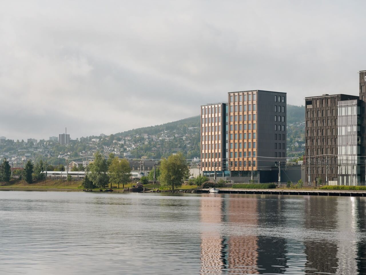 Spor X - jeden z najwyższych drewnianych budynków w Norwegii - projekt Dark Arkitekter - foto Einar Aslaksen