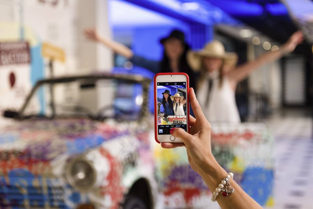 Para robiąca sobie selfie w hotelu Mercure Budapest Buda