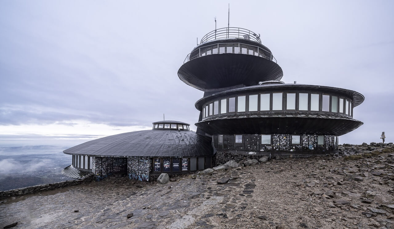 Futurystyczna architektura na tle gór. Wygląda jak filmowy scenariusz!