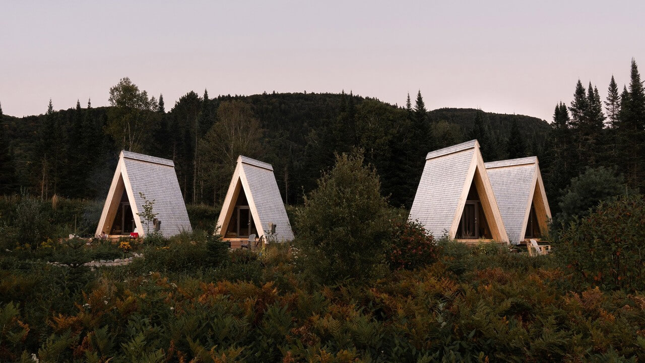 Domki A-frame dla miłośników natury w kanadyjskim parku narodowym - projekt Atelier l'Abri - foto Raphaël Thibodeau