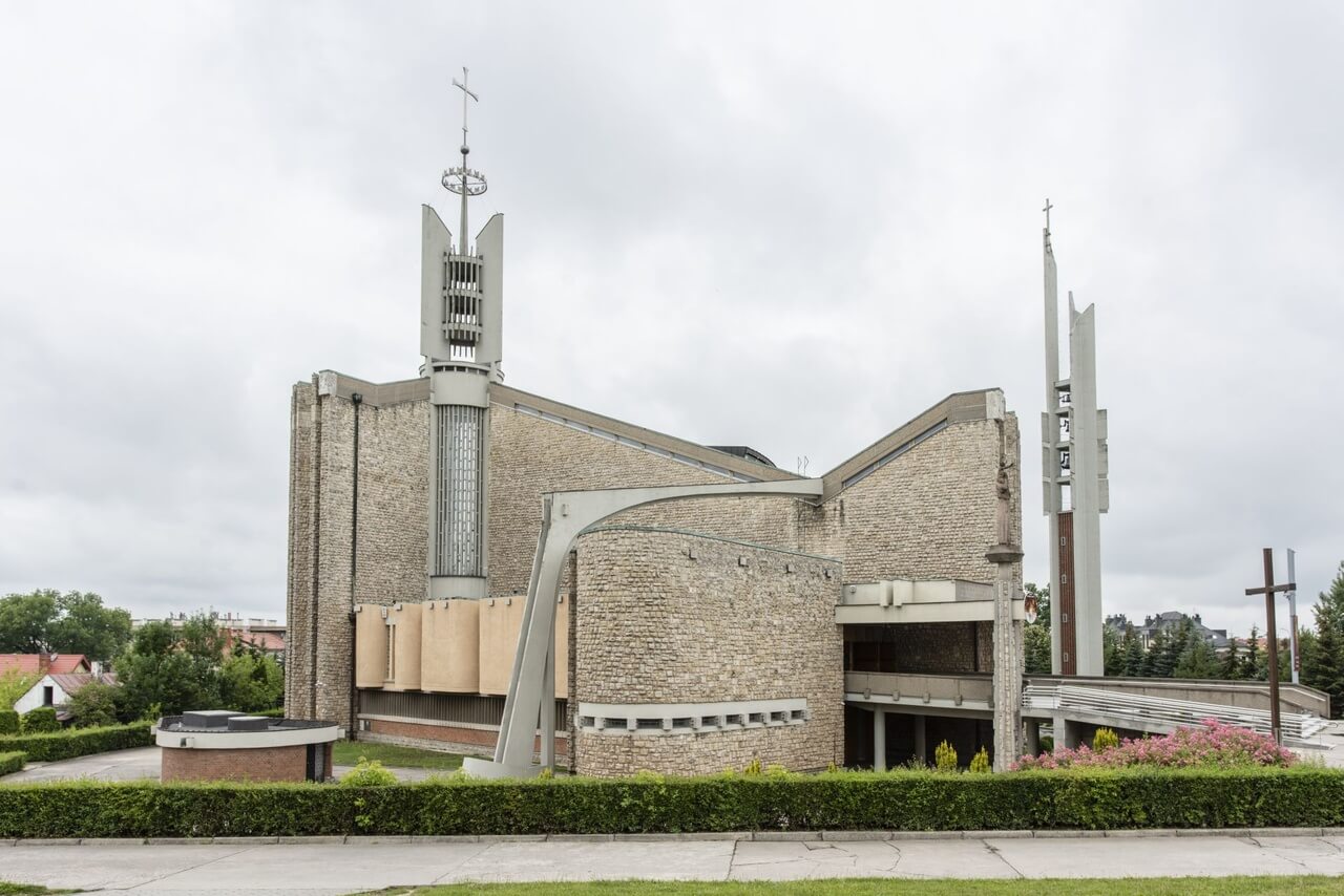 Nowoczesna architektura sakralna, surowe formy i wertykalność.