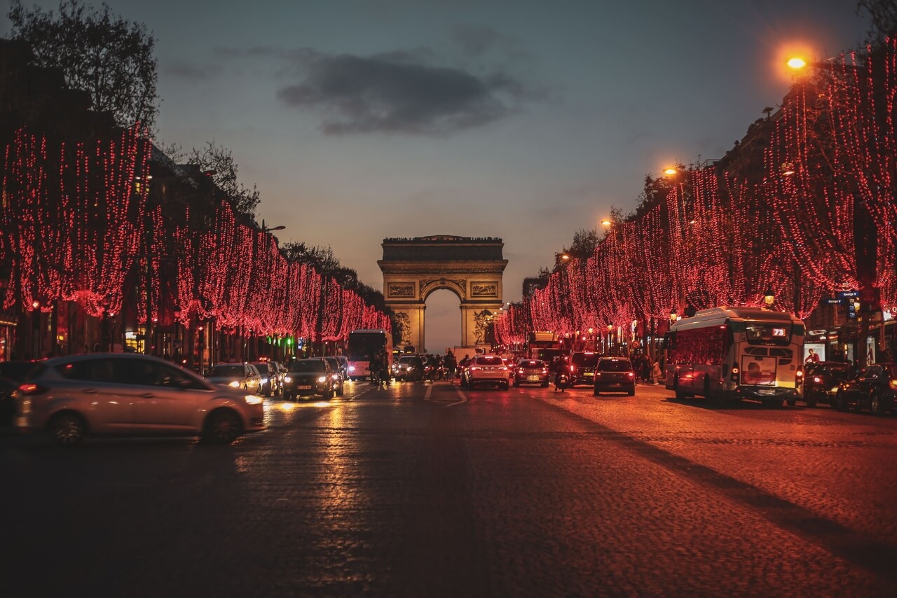 Łuk Triumfalny w Paryżu - foto Anton Khmelnitsky - Unsplash