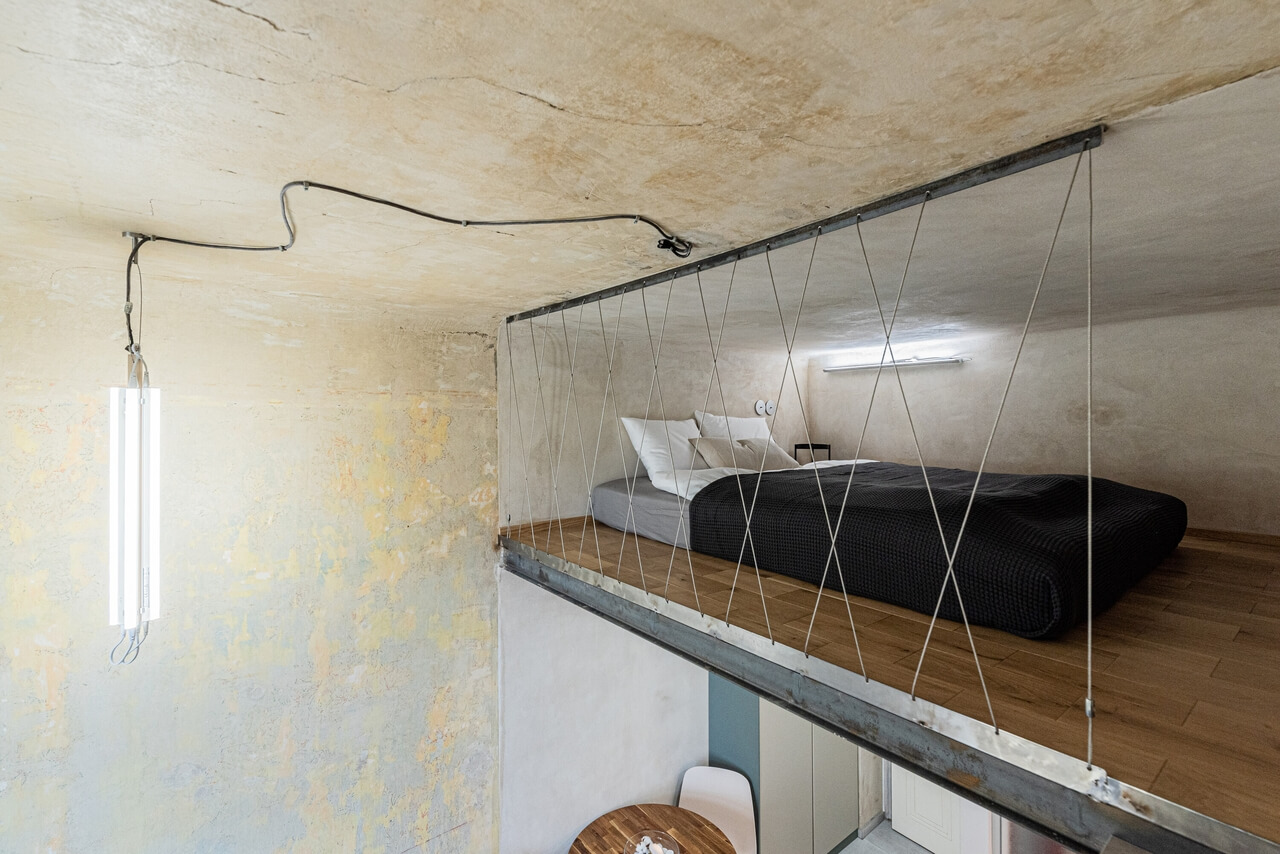 Nietuzinkowy podział mieszkania w Pradze – oryginalny i nieszablonowy styl - projekt Studio Reaktor - foto Michaela Kociánová