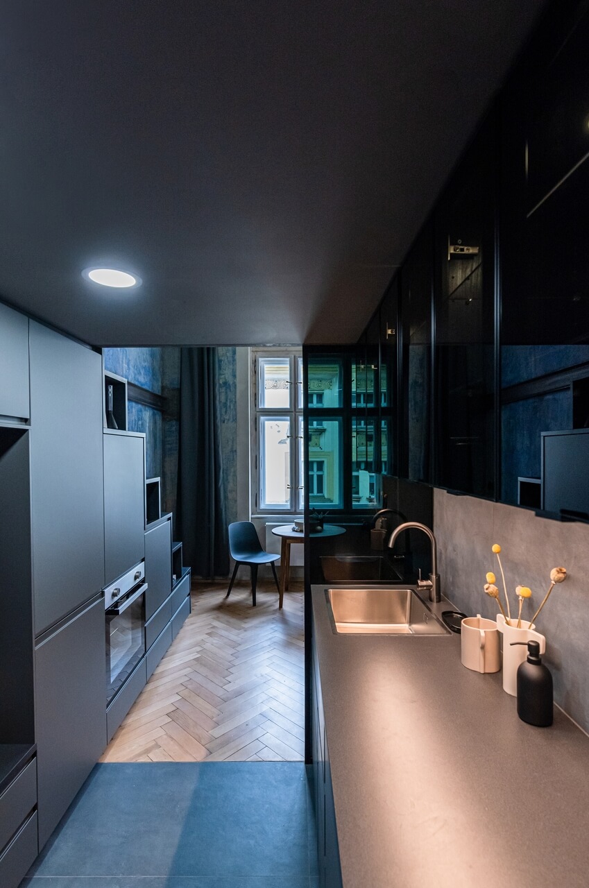 Nietuzinkowy podział mieszkania w Pradze – oryginalny i nieszablonowy styl - projekt Studio Reaktor - foto Michaela Kociánová