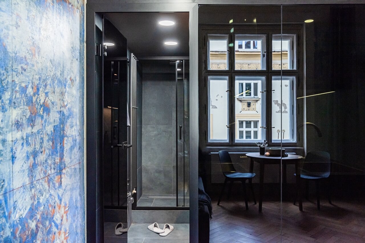 Nietuzinkowy podział mieszkania w Pradze – oryginalny i nieszablonowy styl - projekt Studio Reaktor - foto Michaela Kociánová