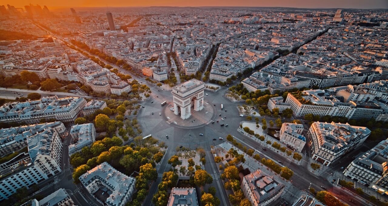 Plac Charles'a de Gaulle'a w Paryżu - foto danilo.alvesd - Unsplash