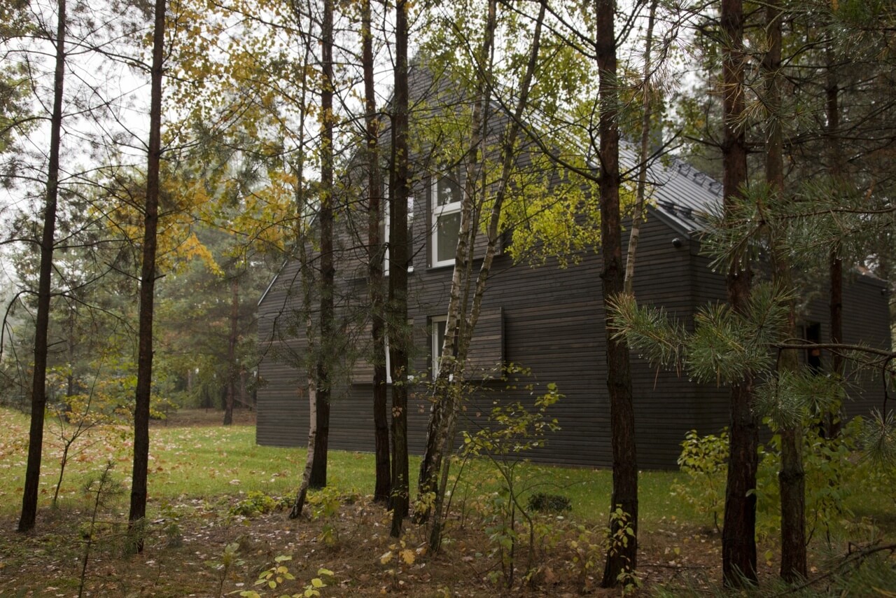 Nowoczesny dom typu stodoła pod Łodzią od Koziej Architekci - foto Anita Osuch, Krystian Berlak