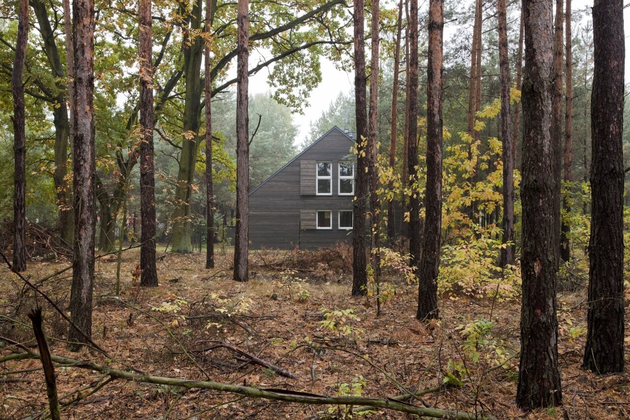 Nowoczesny dom typu stodoła pod Łodzią od Koziej Architekci - foto Anita Osuch, Krystian Berlak