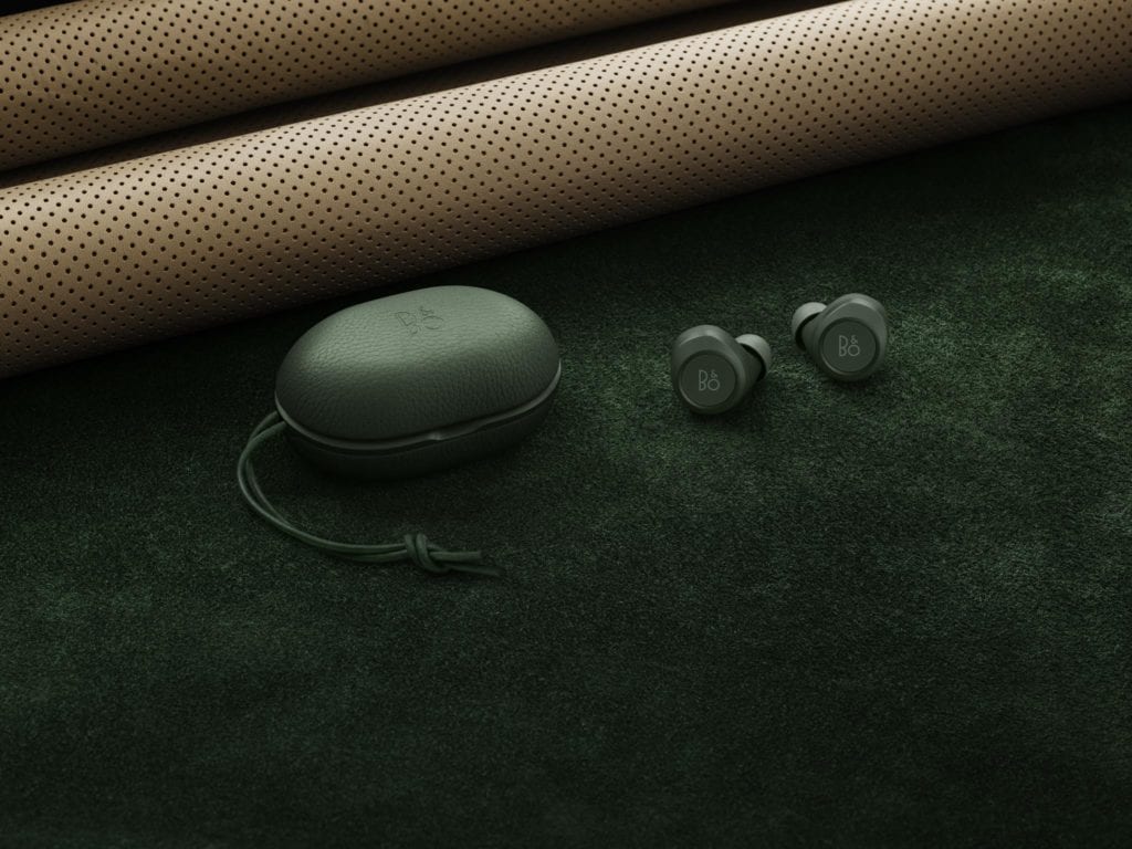 Piękne słuchawki Beoplay E8 od Bang&Olufsen w kultowym kolorze Racing Green