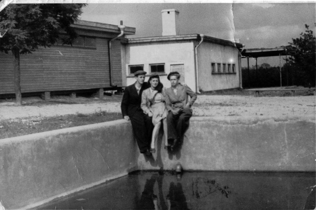 fot. H.Porzycka, Ochronka i basen w Lasku na kole, czerwiec 1944