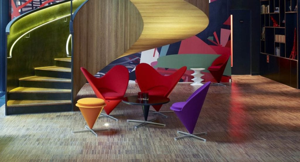 Fotele Heart Cone Chair projektu Vernera Pantona stojące w hotelowym lobby