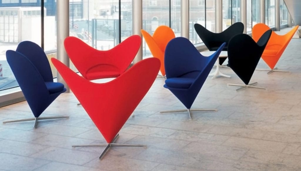 Czerwone i czarne fotele Heart Cone Chair stojące w lobby