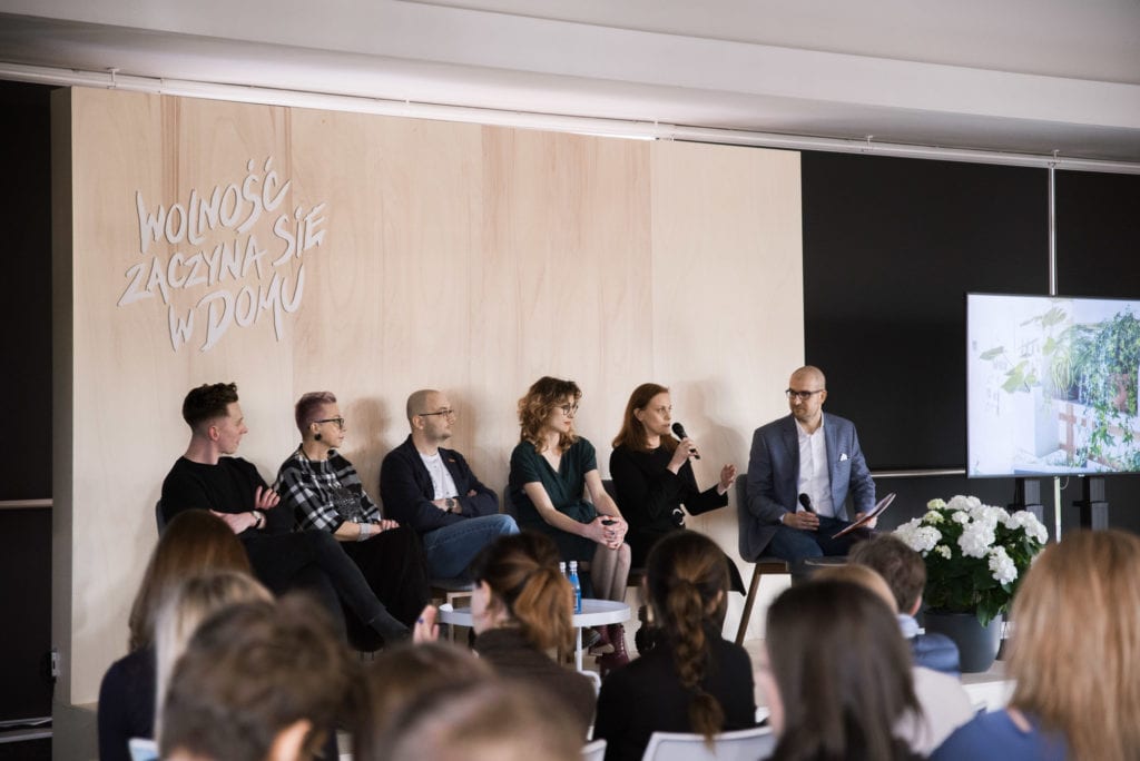 Uczestnicy panelu w pawilonie VOX podczas targów Meble Polska 2019