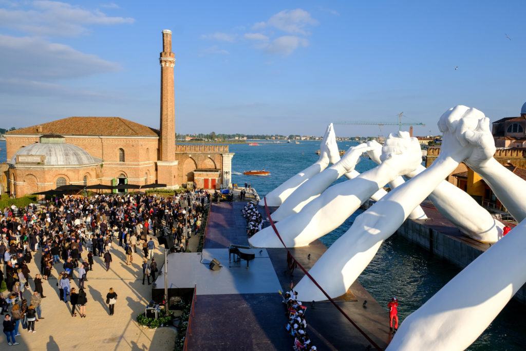 Instalacja Building Bridges projektu Lorenzo Quinn podczas 58. Międzynarodowej Wystawy Sztuki – La Biennale di Venezia 2019