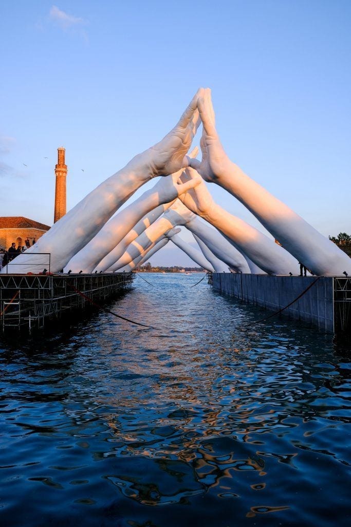 Instalacja Building Bridges projektu Lorenzo Quinn podczas 58. Międzynarodowej Wystawy Sztuki – La Biennale di Venezia 2019