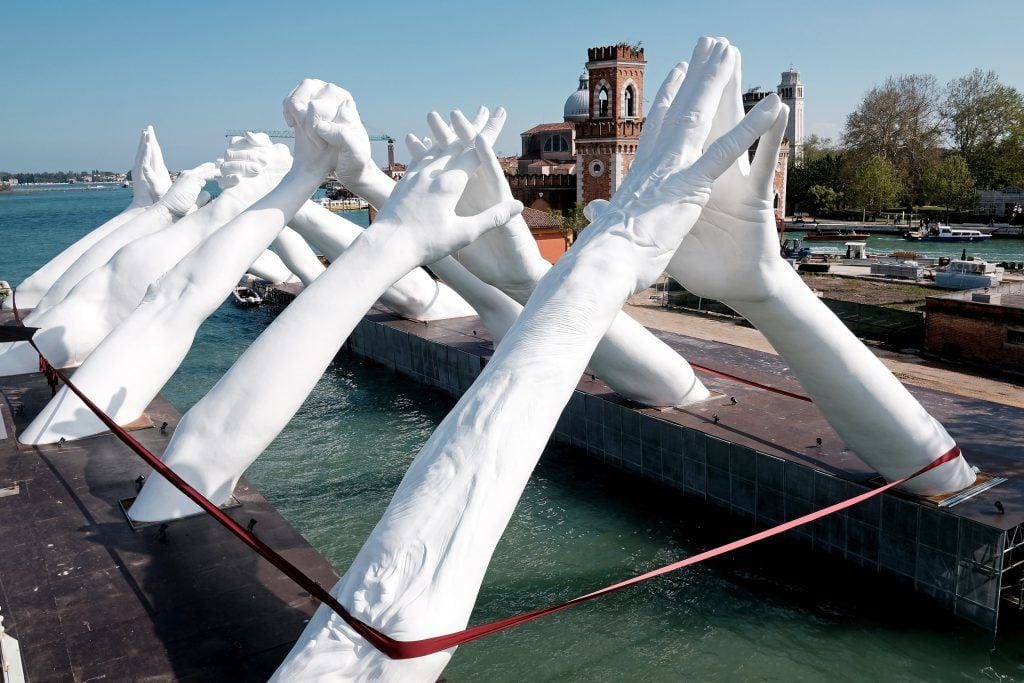 Instalacja Building Bridges projektu Lorenzo Quinn podczas 58. Międzynarodowej Wystawy Sztuki – La Biennale di Venezia 2019