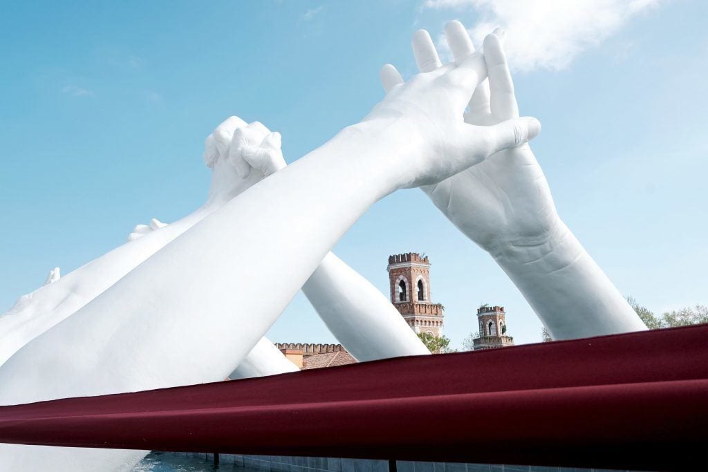 Instalacja Building Bridges projektu Lorenzo Quinn podczas 58. Międzynarodowej Wystawy Sztuki – La Biennale di Venezia 2019