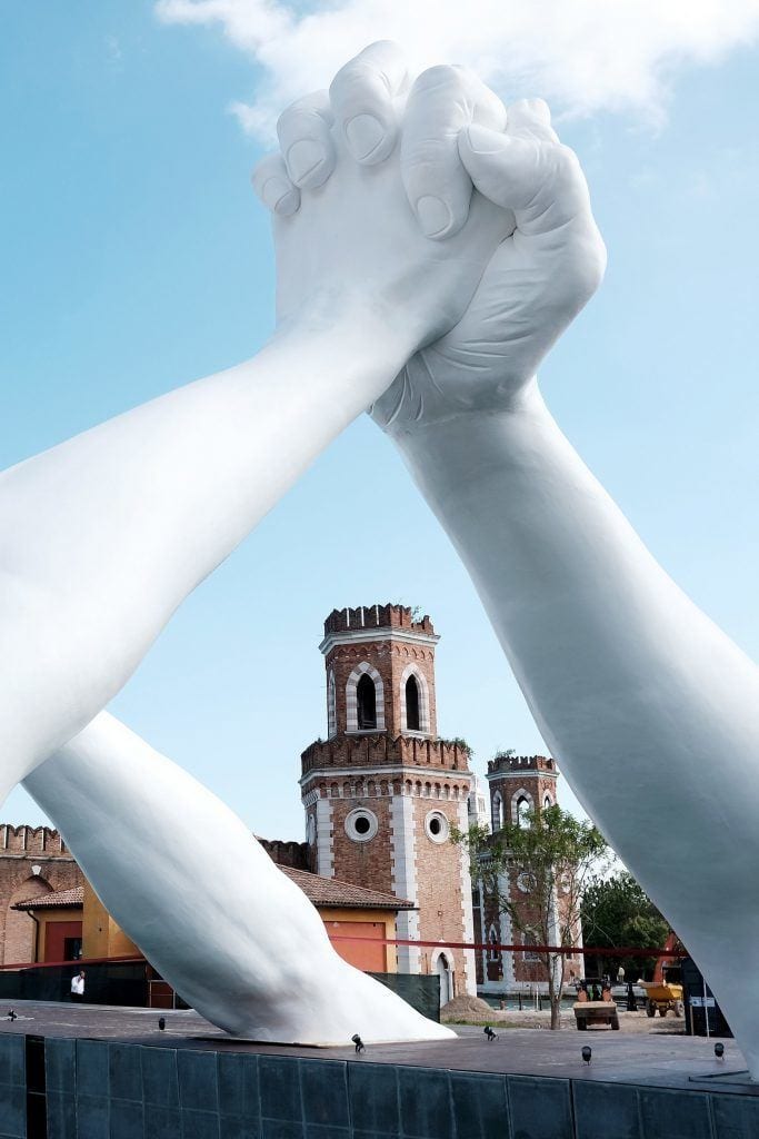 Instalacja Building Bridges projektu Lorenzo Quinn podczas 58. Międzynarodowej Wystawy Sztuki – La Biennale di Venezia 2019