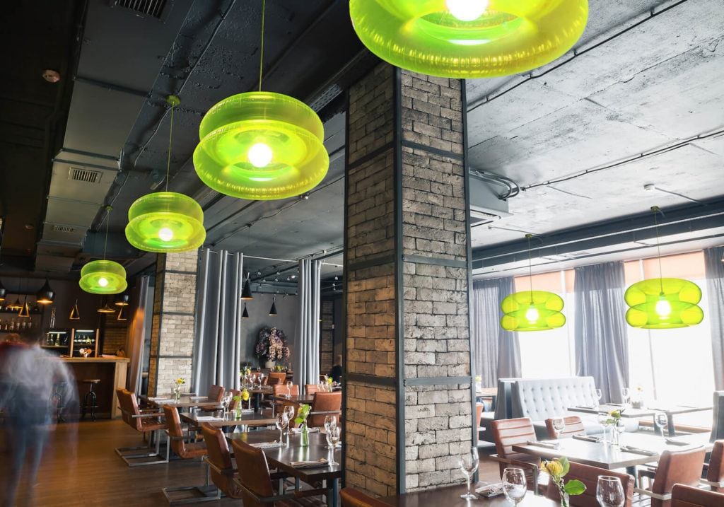 Lampy BIG LIME z kolekcji Big Colors o od marki PUFF-BUFF wiszące w restauracji