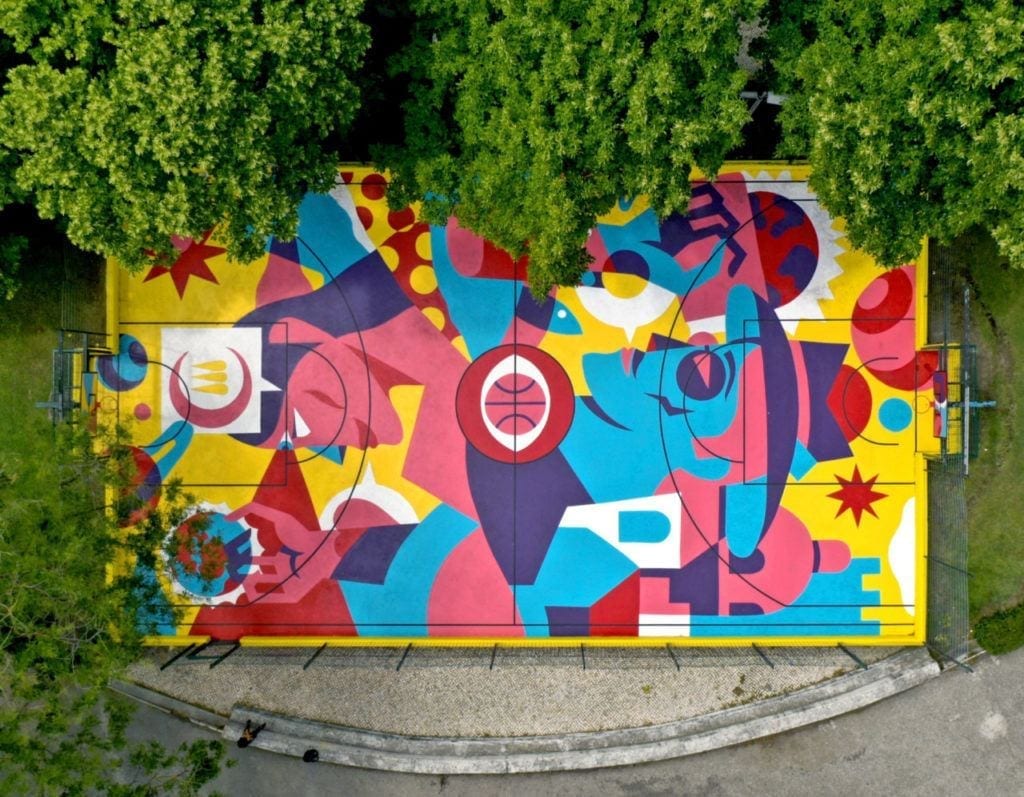 Kolorowy mural AkaCorleone na boisku do koszykówki w Lizbonie