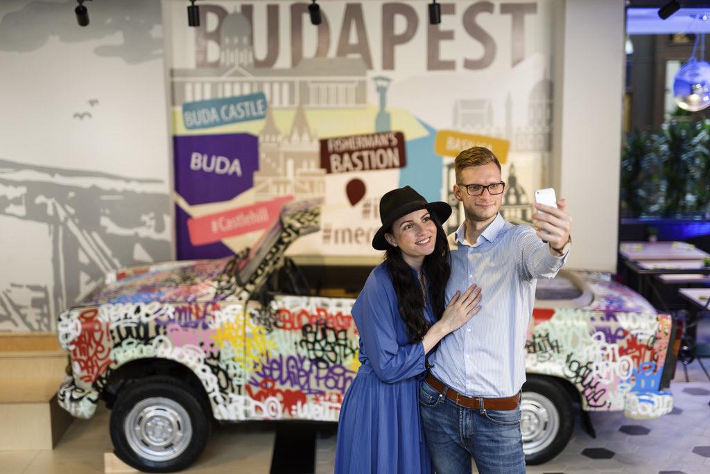 Para robiąca sobie selfie w hotelu Mercure Budapest Buda