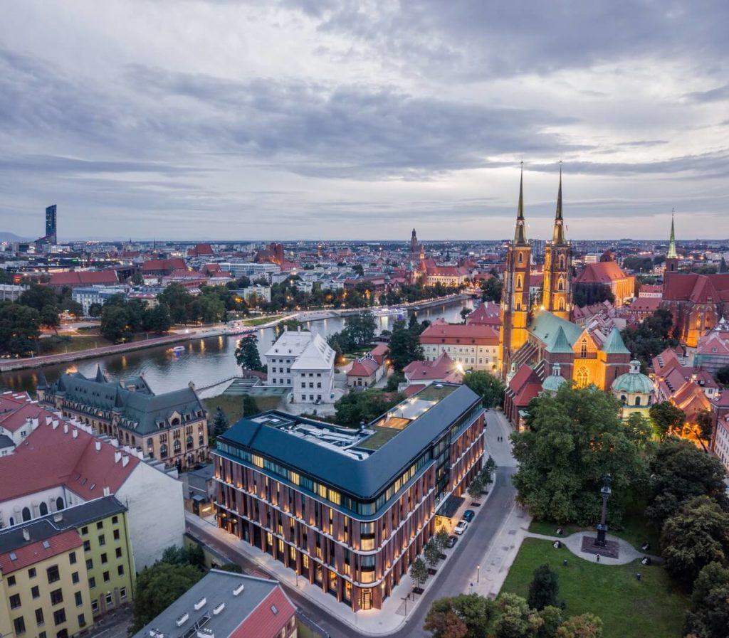 Widok z otu ptaka na Hotel The Bridge na Ostrowie Tumskim we Wrocławiu