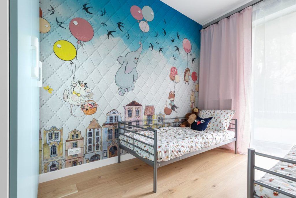 Funkcjonalne mieszkanie na Bemowie projektu Decoroom - pokój dziecięcy z kolorową tapetą