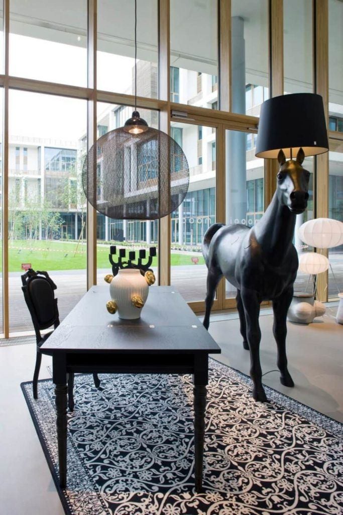 Horse Lamp od Moooi - Lampa podłogowa Horse - projekt Front Sofia Lagerkvist i Anna Lindgren