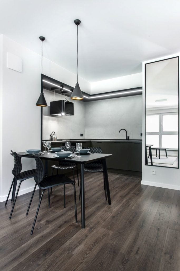 Pracownia Studio Poziom & salon Dekorian Home - minimalistyczny apartament w Gdańsku - foto Tomasz Nowicki Studio - stół w jadalni