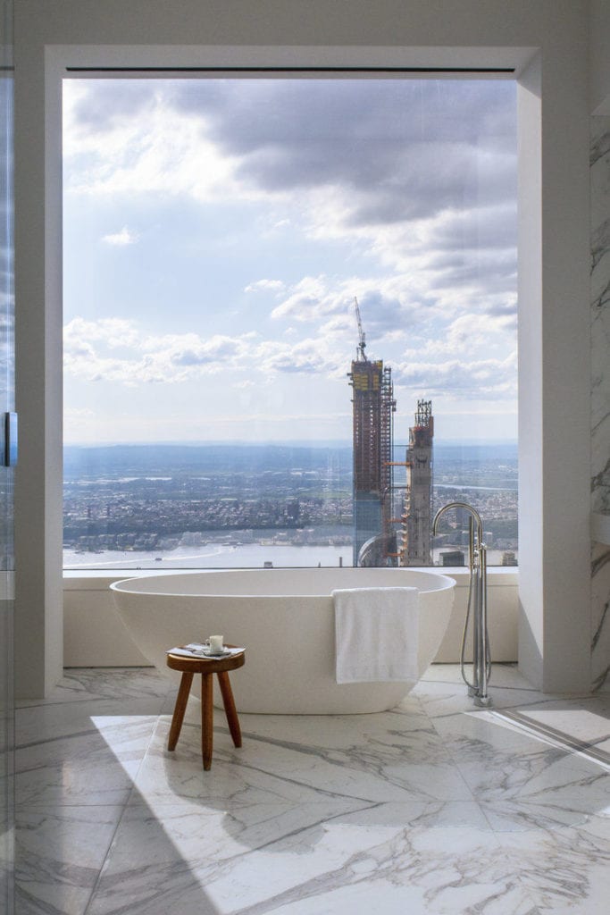 Apartament przy 432 Park Avenue w Nowym Yorku projekt John Beckmann - Axis Mundi - biało-czarny korytarz - łazienka z widokiem na Manhattan