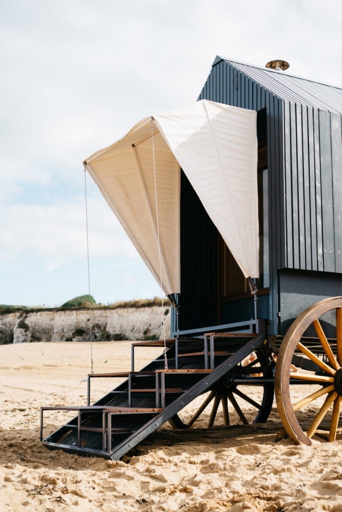 Marka Haeckels i drewniana sauna na plaży w Margate - sauna na plaży