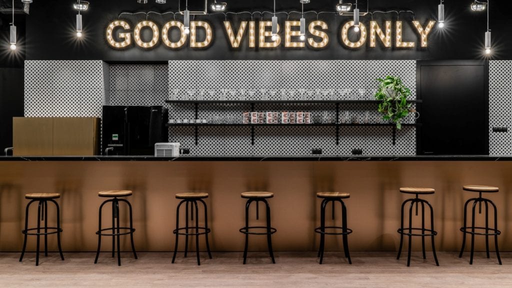 Neon Good Vives Only w coworku Seolutions Rent