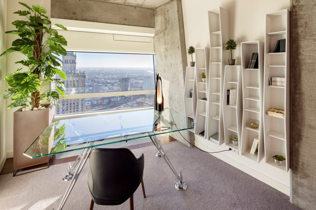 Apartament Glam – luksusowy glamour w sercu Warszawy - pracownia z widokiem na Warszawię