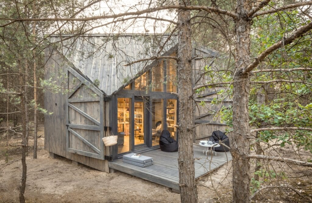 Poza miastem. Podłogi do domów z klimatem i przeszłością - Bookworm Cabin