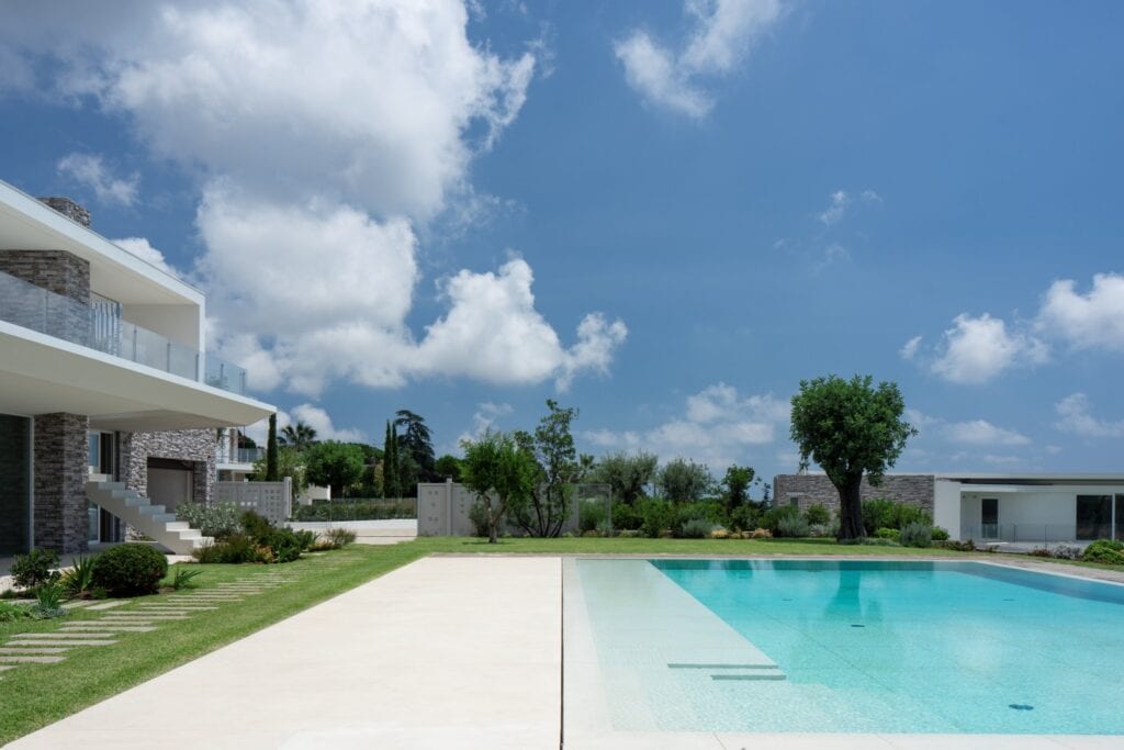 Przydomowy basen - wymarzony relaks o każdej porze - Laminam - Catania Piscina Calce