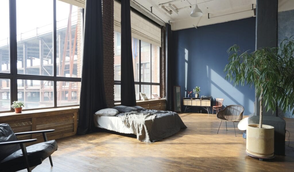 Okno na loft – aranżacje okienne do industrialnych wnętrz