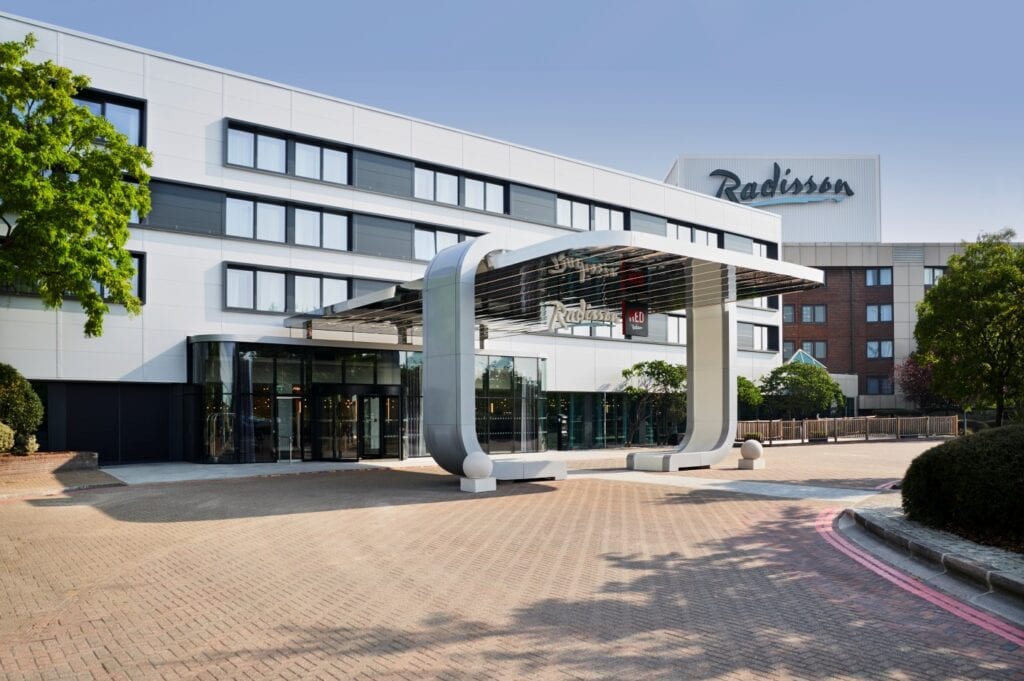 Połączone hotele Radisson i Radisson RED przy lotnisku Heathrow w Londynie