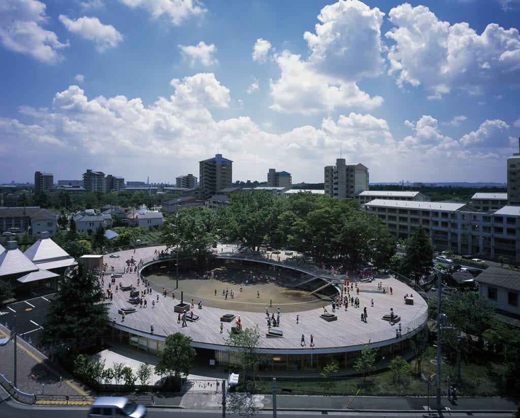 Takaharu Tezuka i Yui Tezuka w cyklu Mistrzowie Architektury - Fuji Kindergarten - foto Katsuhisa Kida