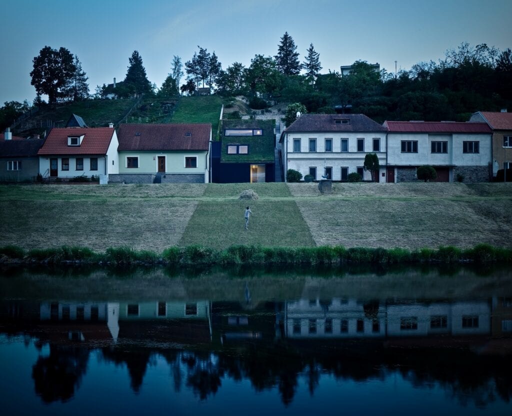 Kuba & Pilar architekti i rodzinny dom w dolinie rzeki - foto BoysPlayNice