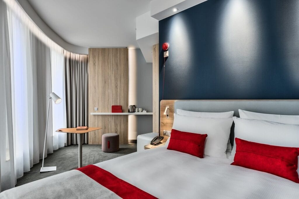 Holiday Inn Express w Warszawie - eklektyzm, kolor i local touch - projekt Tremend - foto Piotr Gęsicki