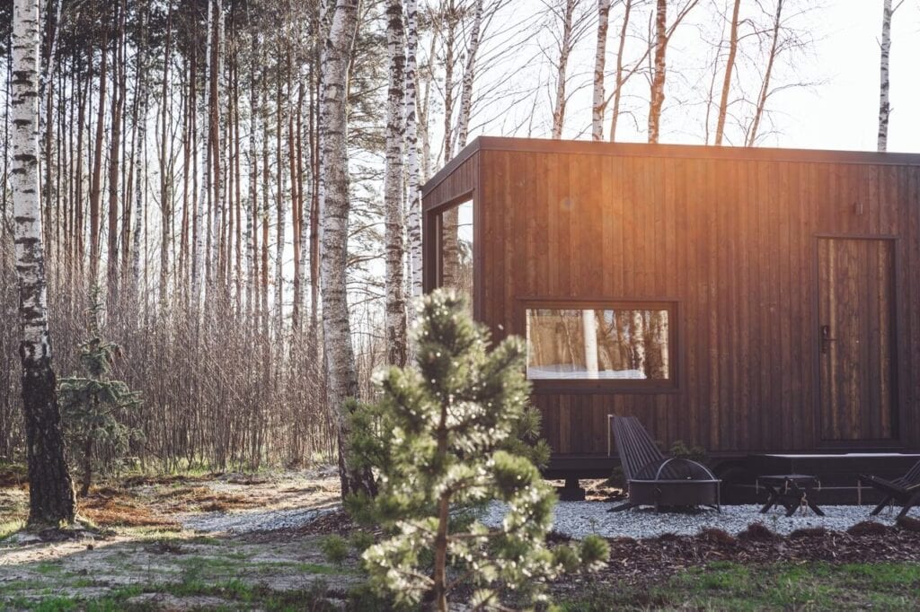 Tiny House ukryty w drzewach, czyli ucieczka od rzeczywistości od Hidden Base