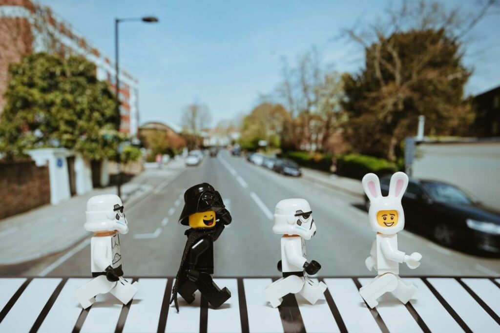 Historia LEGO - wszystko co musisz wiedzieć o kultowych klockach - foto Daniel Cheung - unsplash